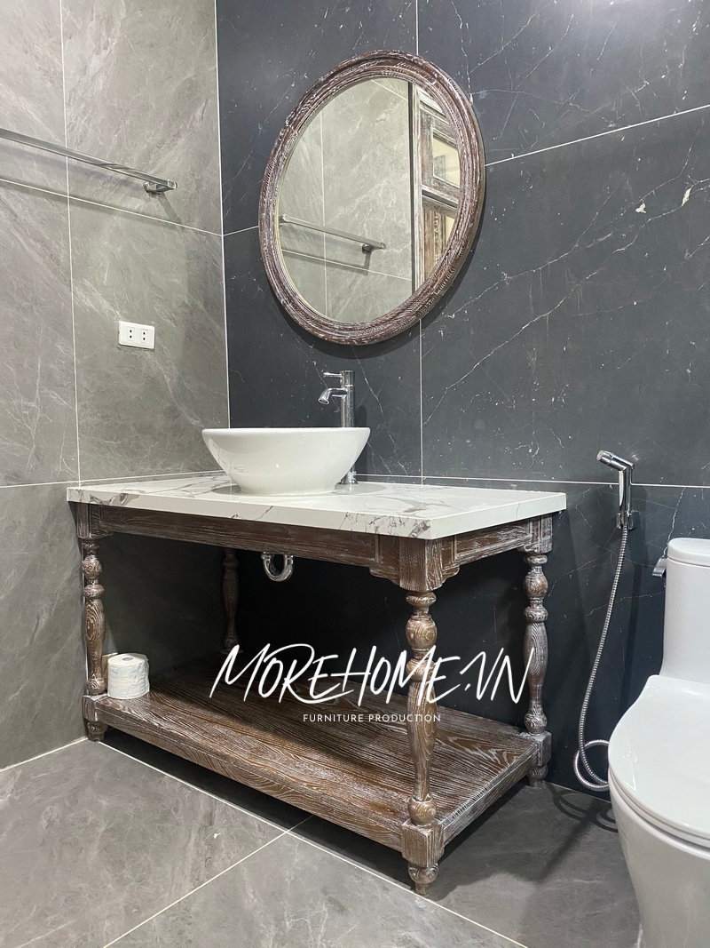 Gương phòng tắm treo tường có hình tròn và khung gỗ tô điểm, góp phần trang trí thẩm mỹ cho không gian và mang lại sự tiện lợi cho gia chủ sử dụng.